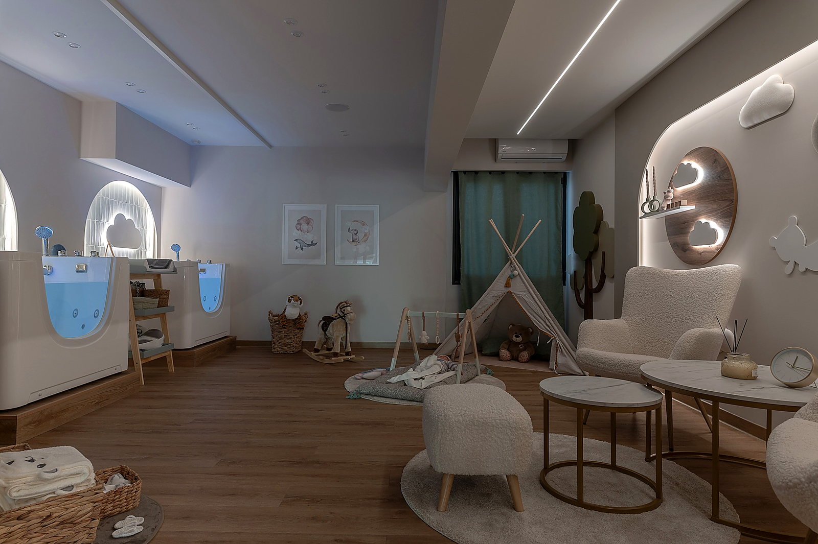 Η αίθουσα του Baby Spa με τις δύο μπανιέρες, την πολυθρόνα θηλασμού και τη σκηνή παιχνιδιού